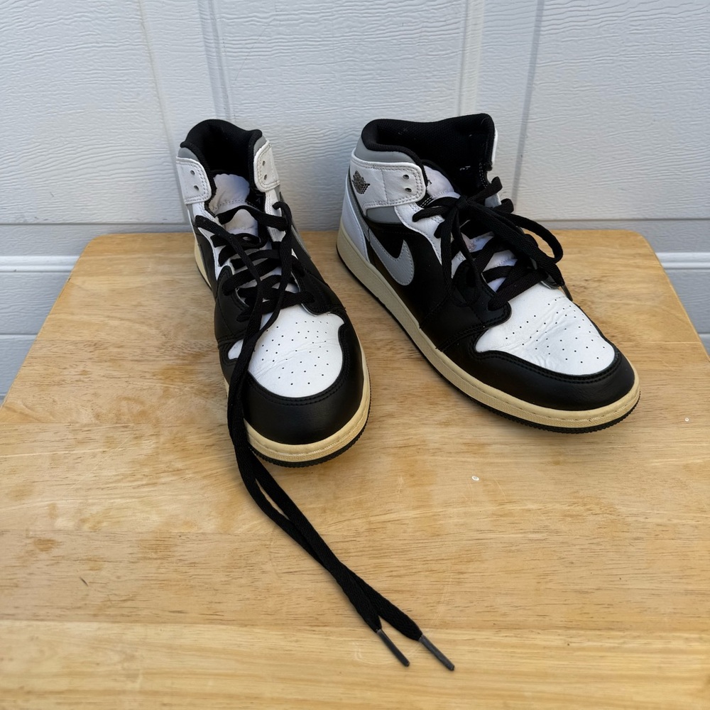 Nike Air Jordan 1 Mid White Shadow Youth 7 Women’s 8.5 Black Grey 554725-073
